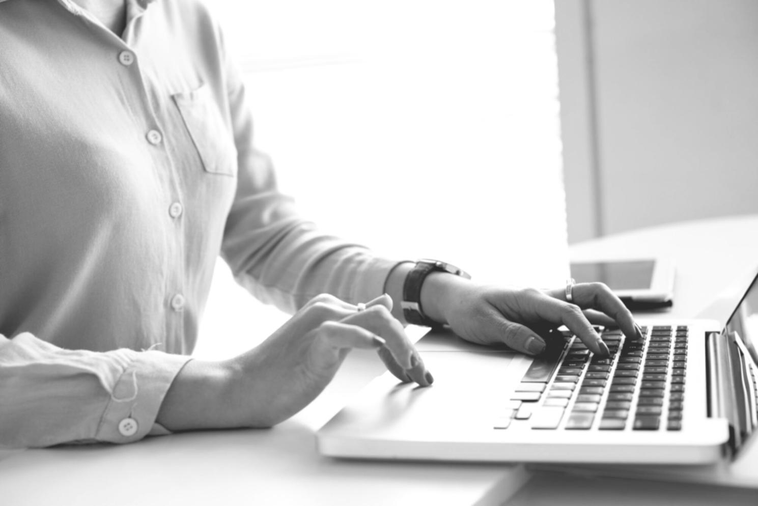 Team bei der Analyse von SEO-Metriken